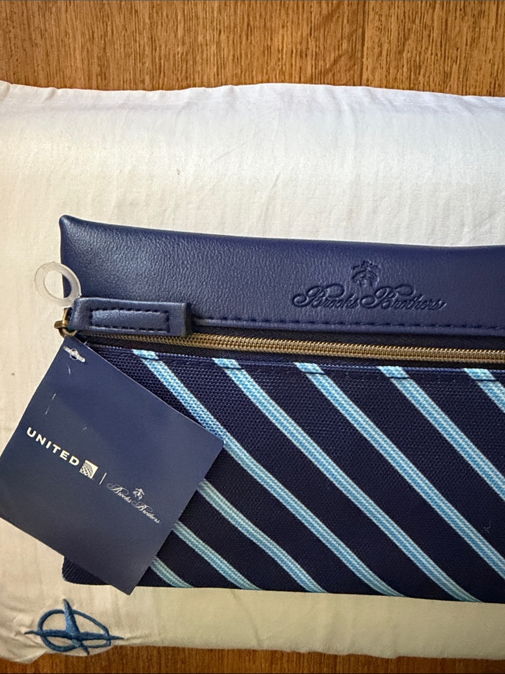 UNITED AIRLINES MEMORY FOAM GEL PILLOW POLARIS BROOKS BROTHERS WALLET BAG PURSE - Picture 4 of 6